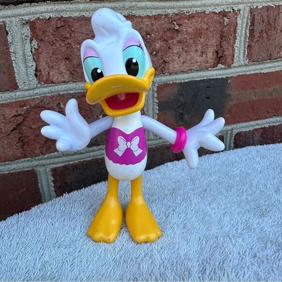 2011 Mattel Disney Daisy Duck Figure 5.5" - Picture 1 of 3